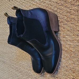 CROWN VINTAGE black leather ankle boots.  2" heel.  Size 7.  White stitching